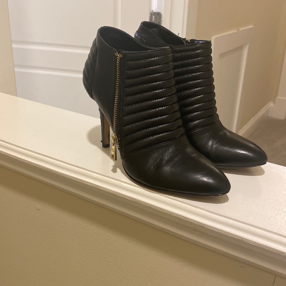 Black side zipped heel bootie